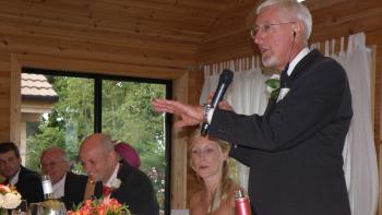 A man giving a Father of the Bride speech at a wedding