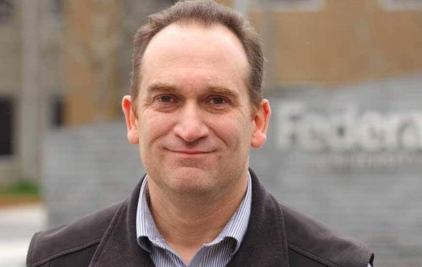 The case of the stuttering lecturer Grant Meredith: outdoor close-up