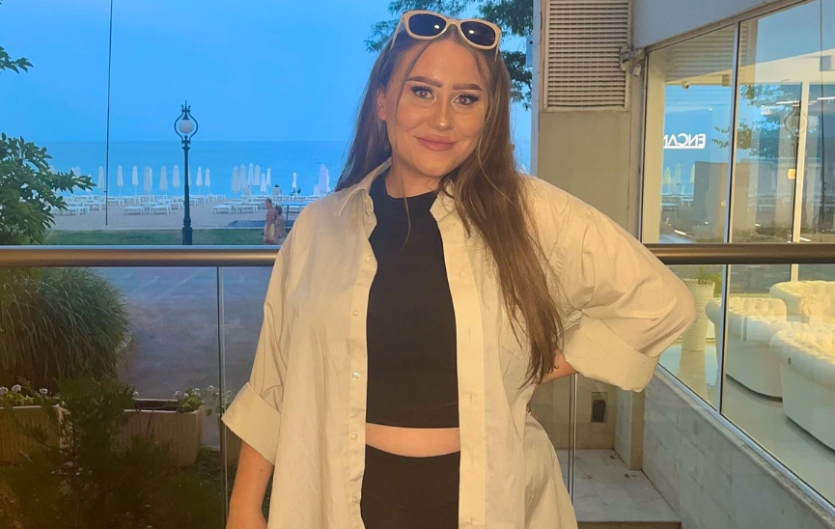 A woman looking at the camera and smiling Stammering is just something different