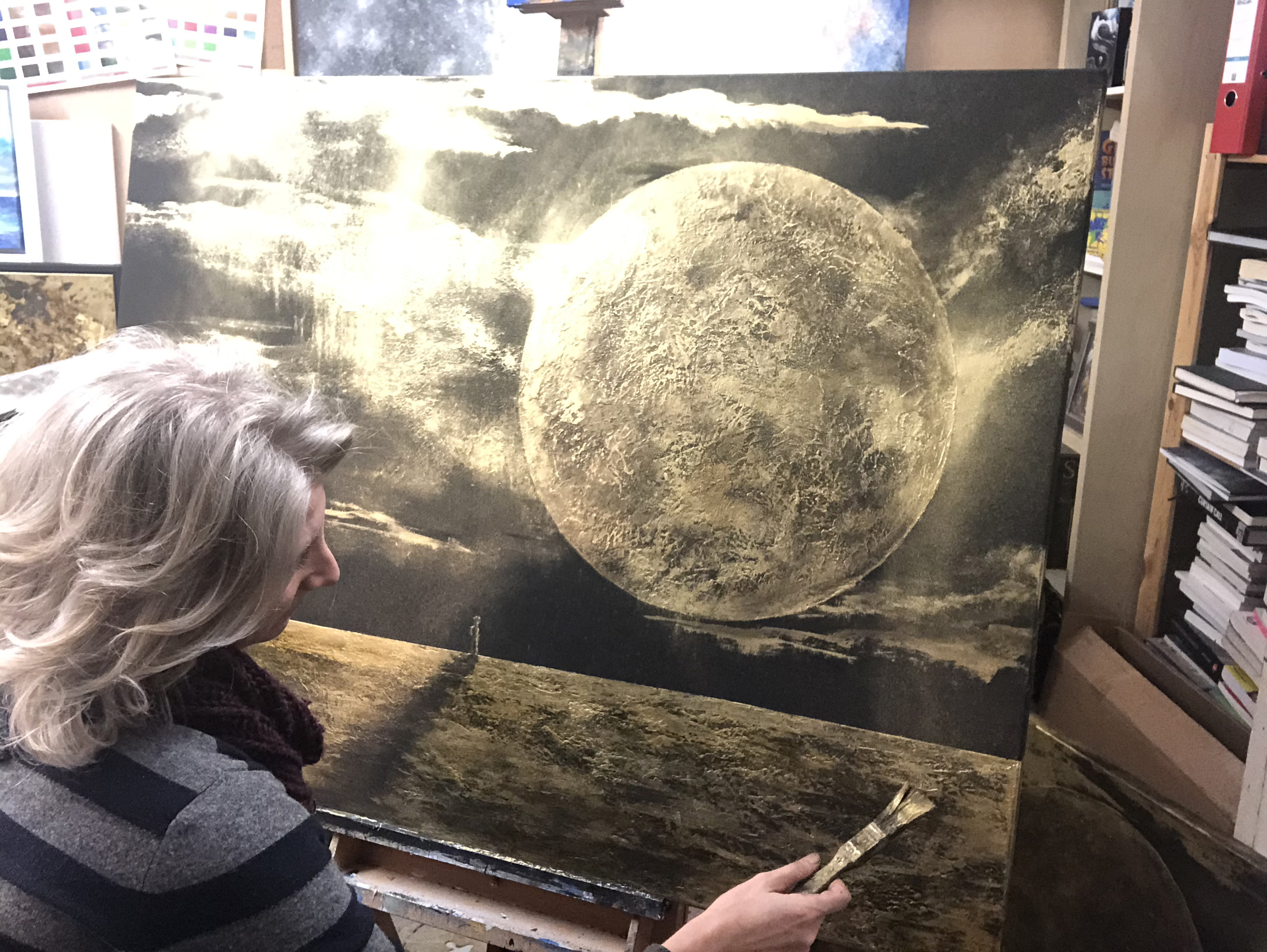 The article's author Roberta Volpe painting a picture